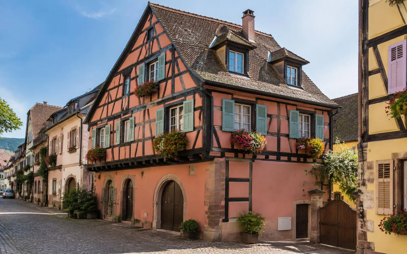 Maison alsacienne à pans de bois colorés — photo d’illustration
